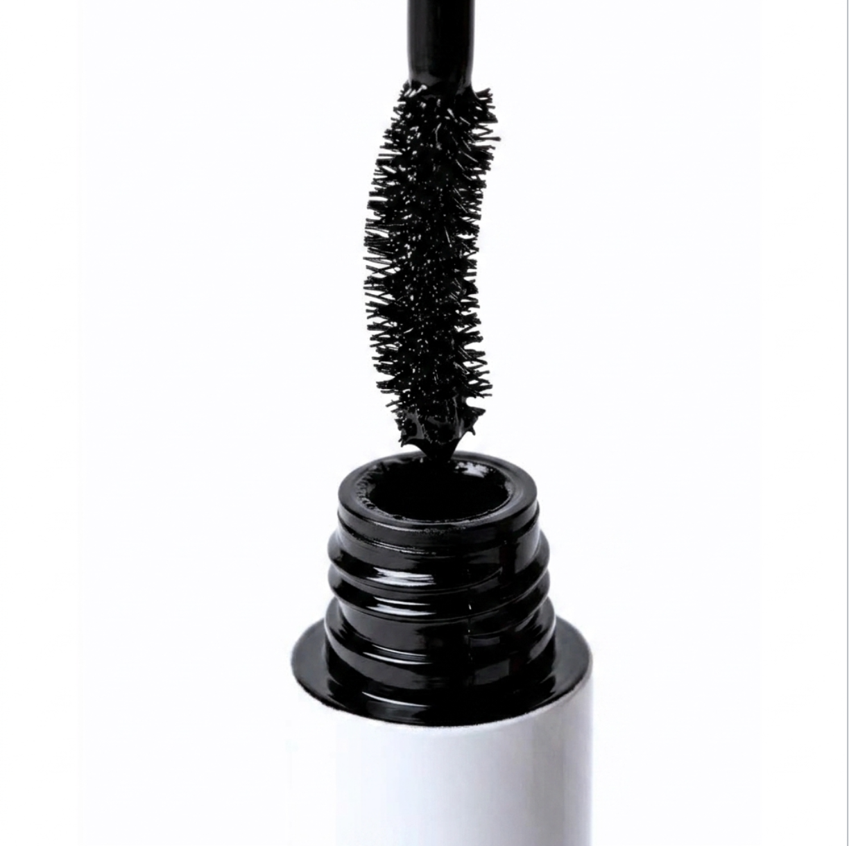 Client applying black Elleevate mascara enriched with Keratin and Biotin to natural upper eyelashes.